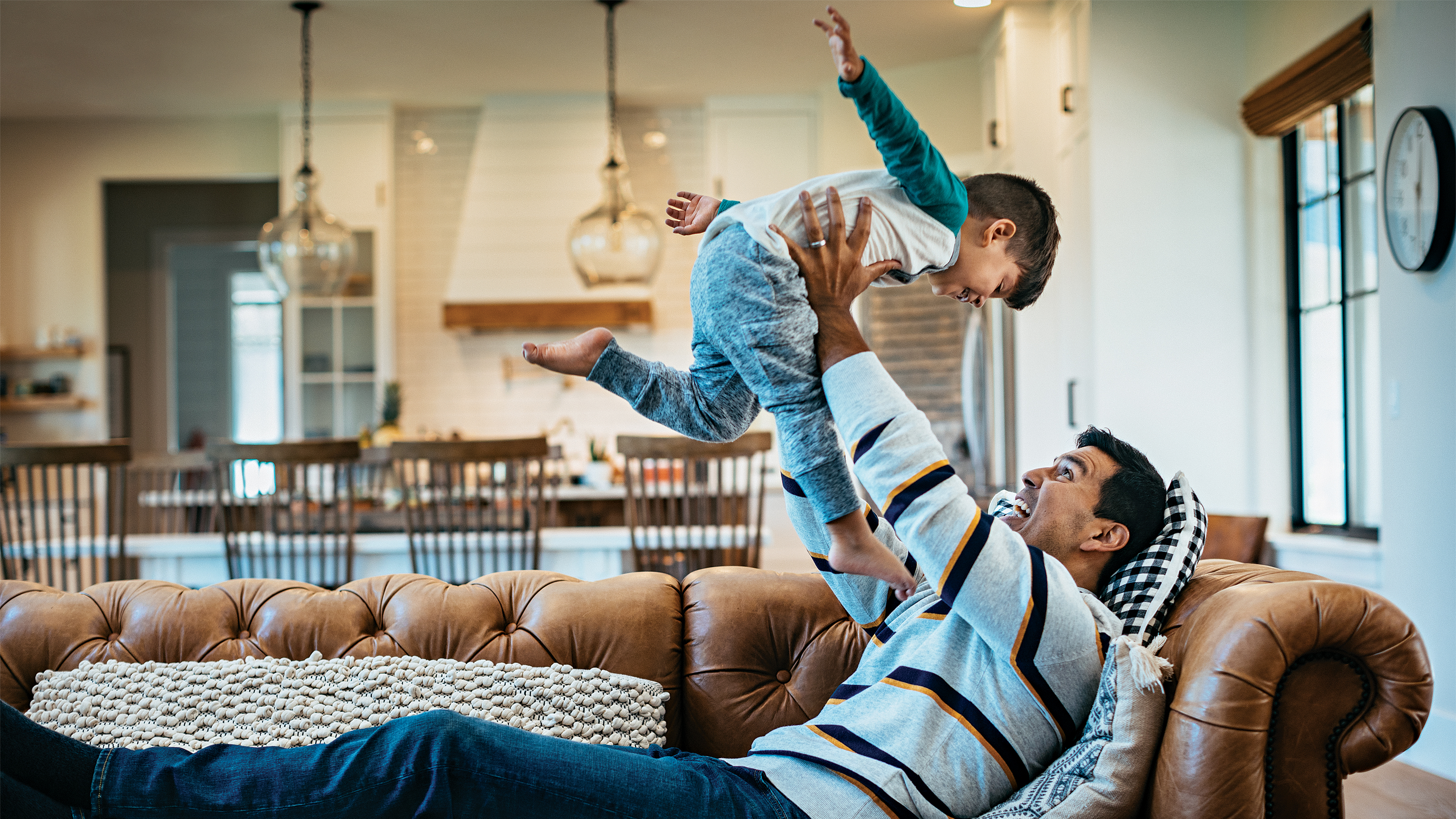 a-father-playfully-lifting-his-son-into-the-air_Ratio16-9